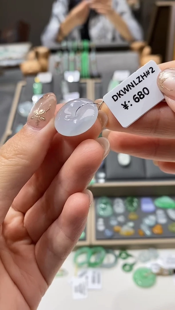 颈饰未镶嵌翡翠平安扣