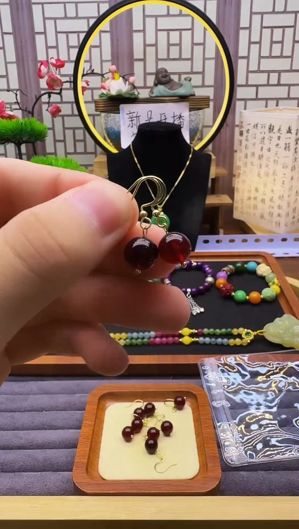 14K金镶嵌血珀耳饰E29