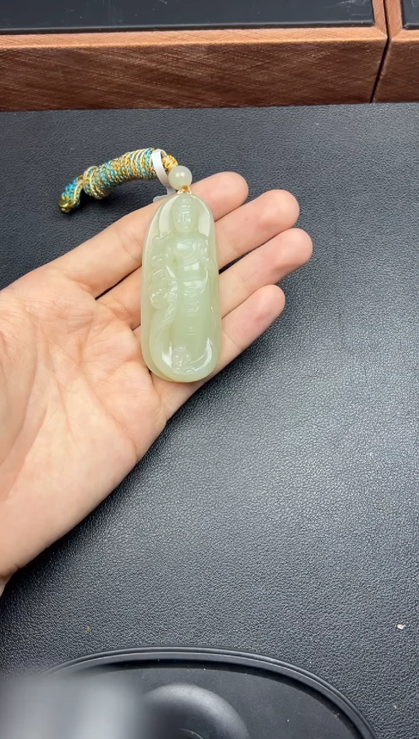 吊坠(赠链)未镶嵌和田玉且末微色差迪克兰一细吊坠