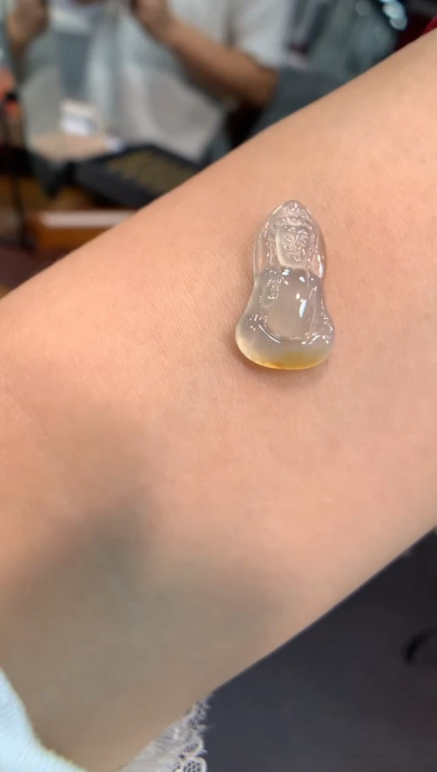 翡翠未镶嵌颈饰观音