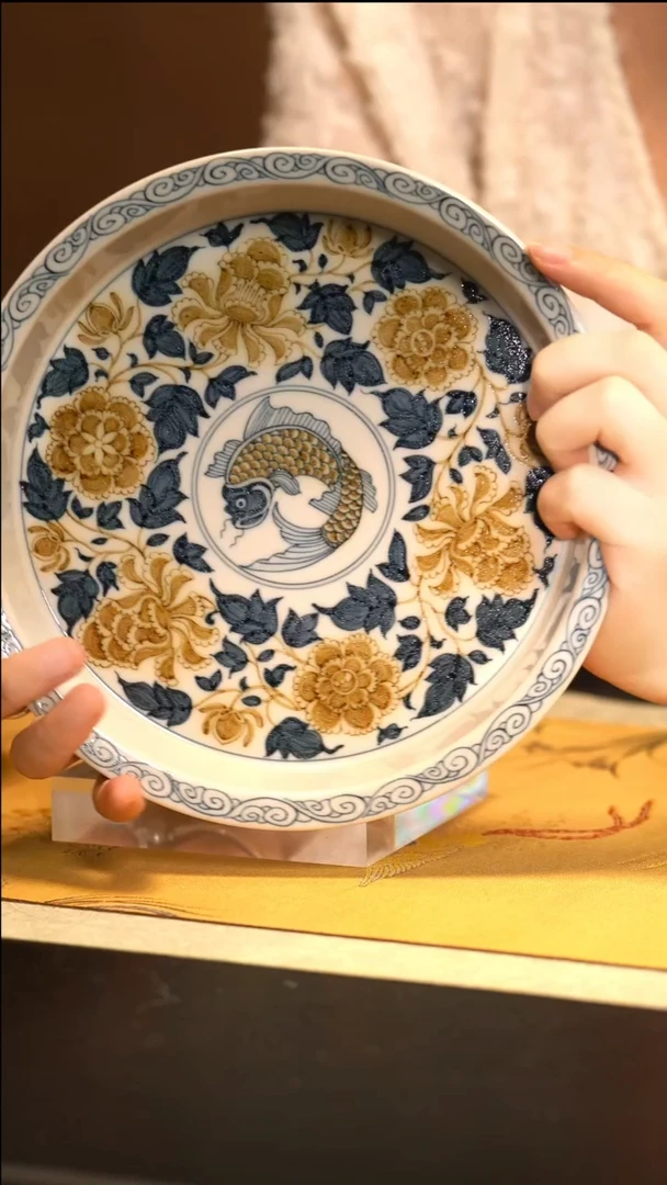 Q立勤堂青花釉里金四象牡丹壶承