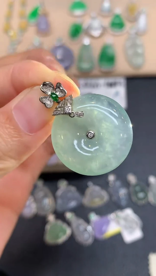 颈饰18K金镶嵌翡翠平安扣【无服务费