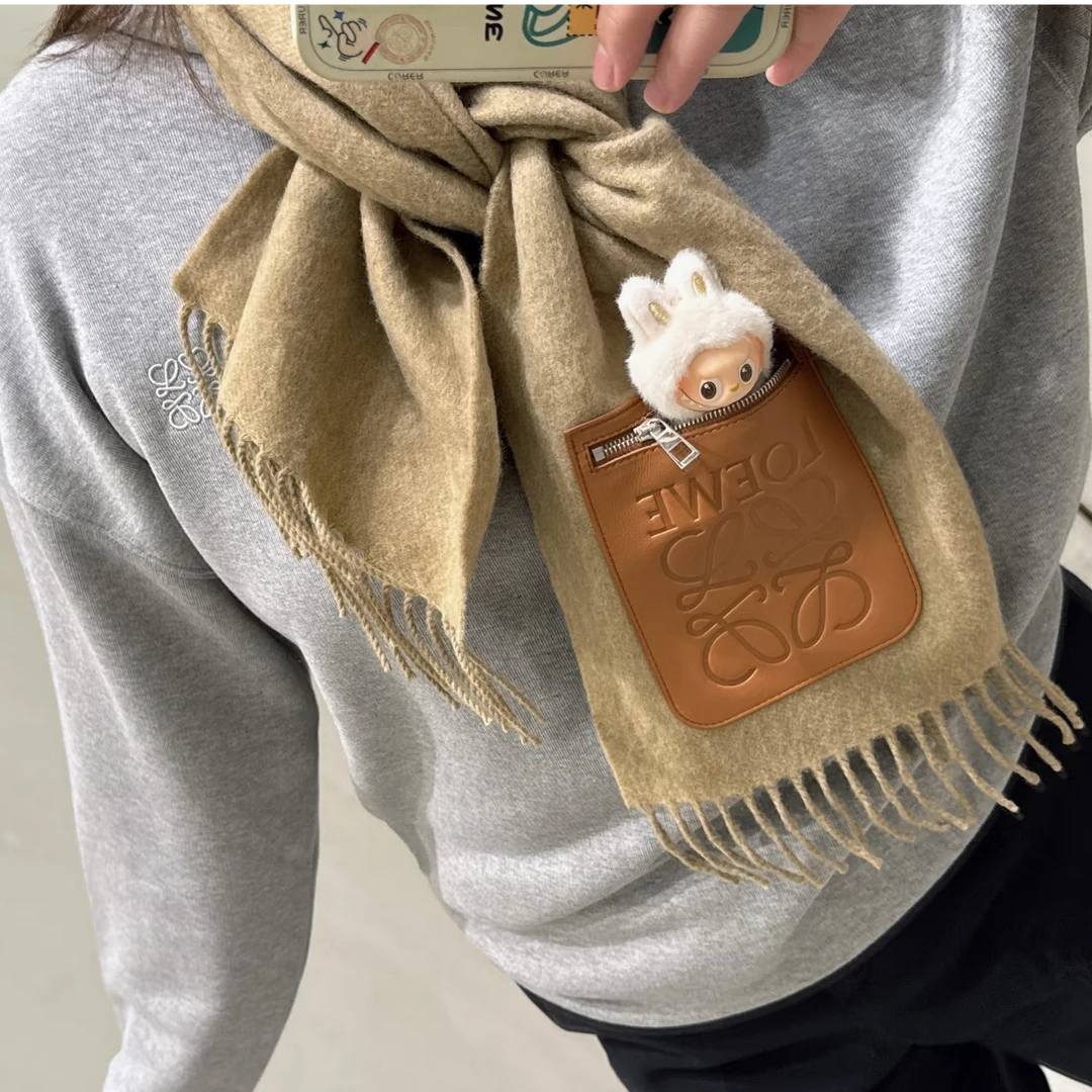 loewe25秋冬新款口袋皮标羊毛羊绒流苏围巾