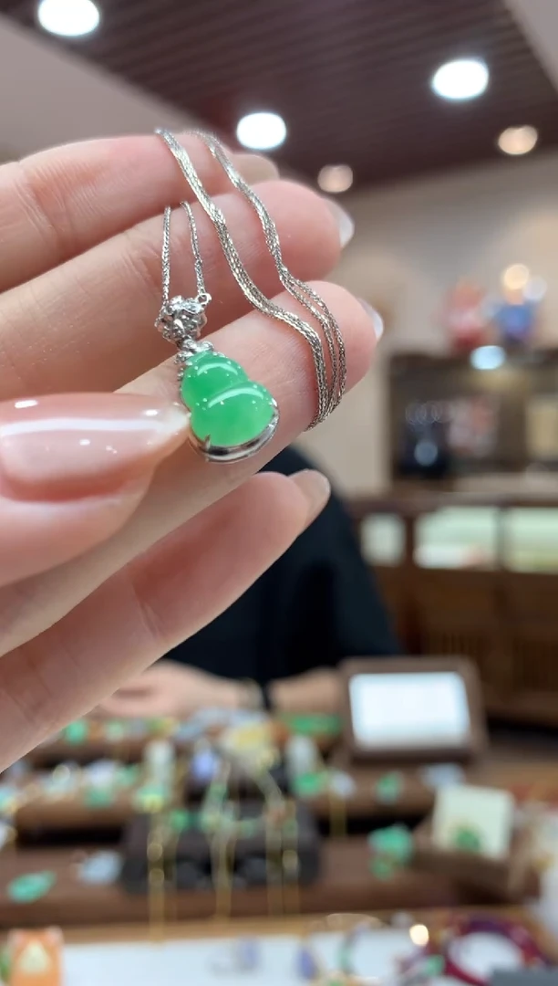 翡翠18K金镶嵌套链葫芦