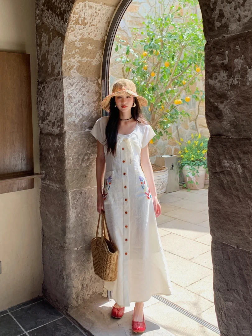 法式气质白色单排扣连衣裙女2025夏季新款小个子大方得体显瘦裙子