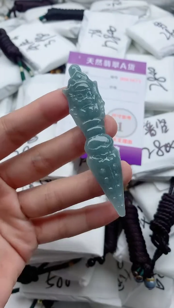 翡翠未镶嵌颈饰·