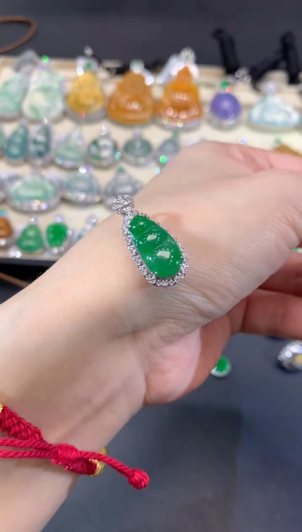 颈饰18K金镶嵌翡翠38-豆子