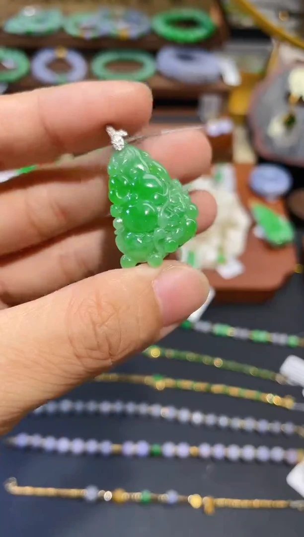 颈饰18K金镶嵌翡翠白菜