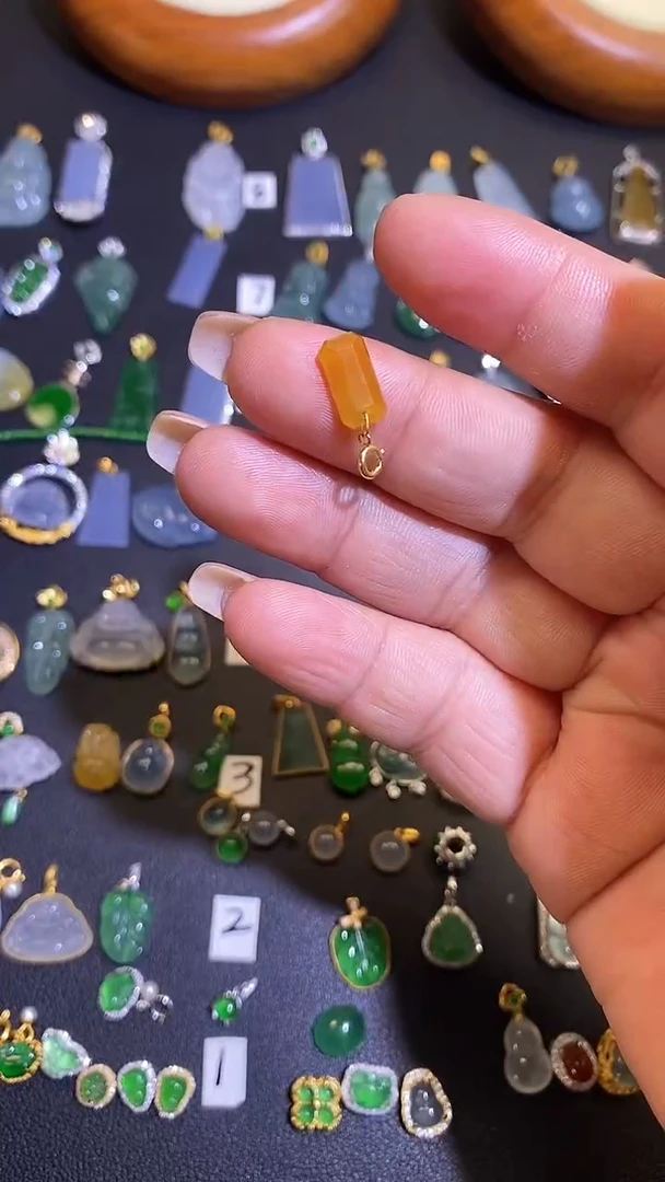 【闪购商品】翡翠吊坠(不含链)18K金镶嵌1