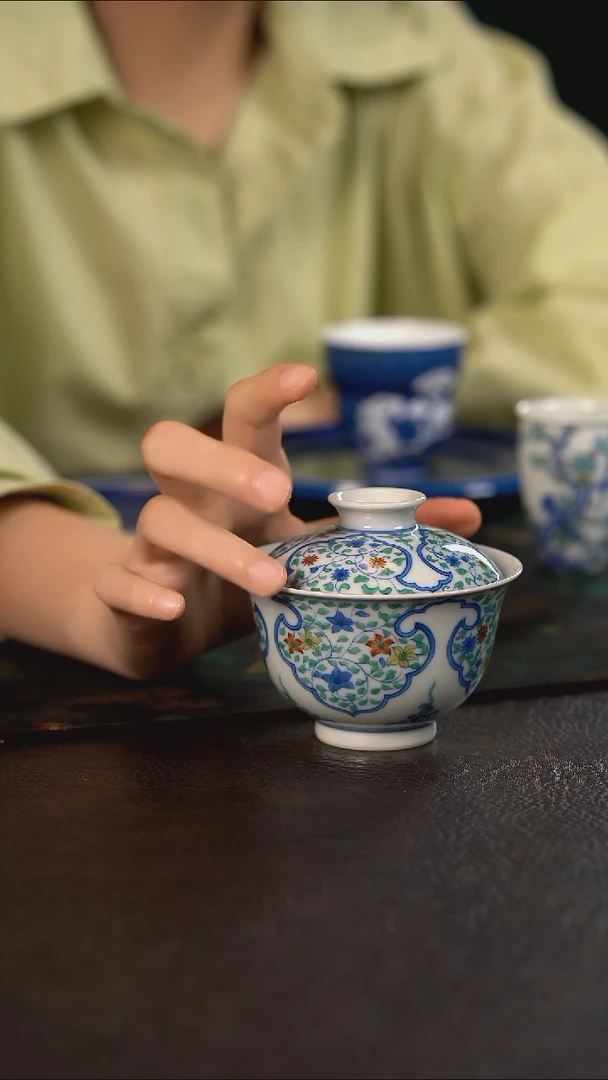 杯聚澜堂斗彩开窗如意花卉盖碗