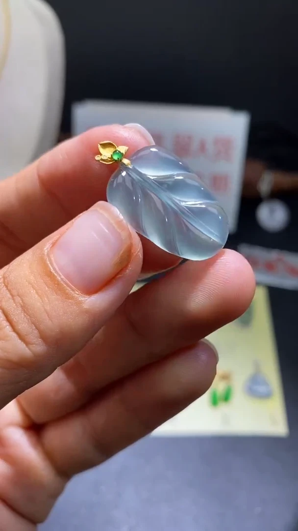 翡翠18K金镶嵌颈饰翡翠吊坠