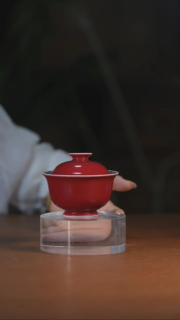 记红内绘鱼藻盖碗