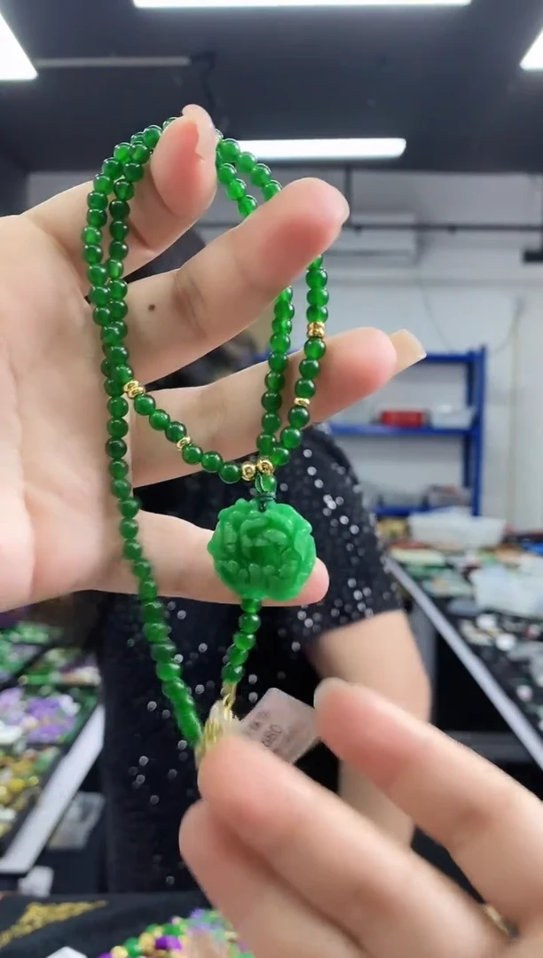 翡翠未镶嵌颈饰多样性发其一，颜色微差