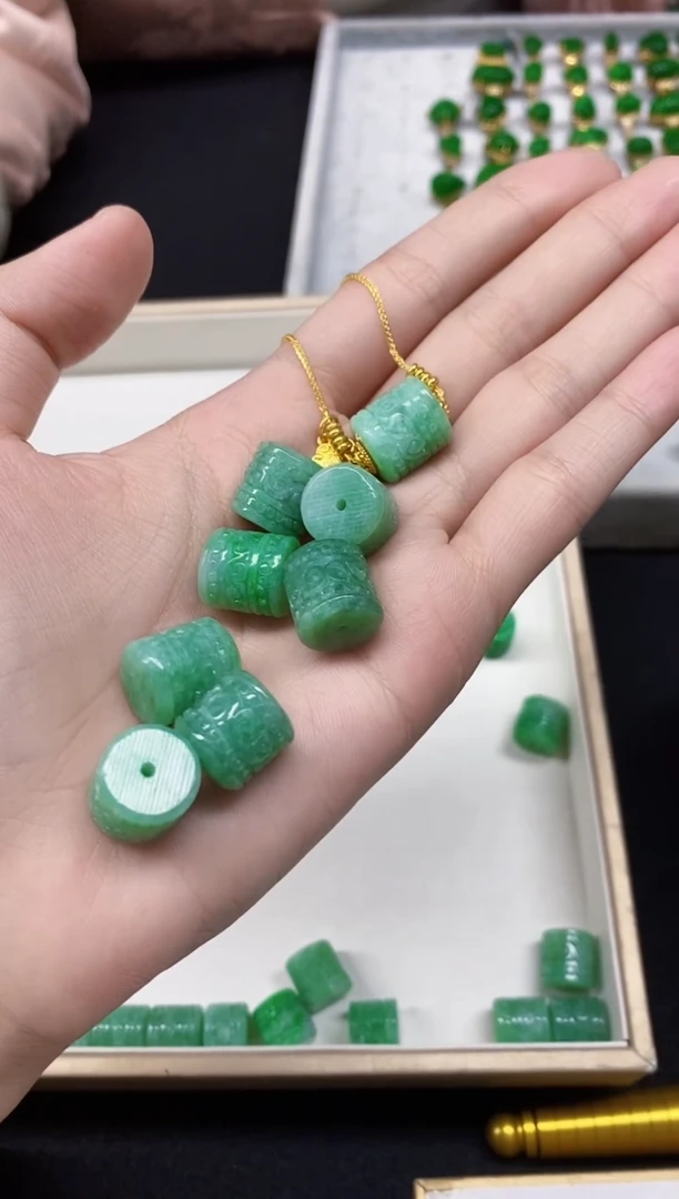 颈饰未镶嵌翡翠翡翠吊坠多样性发一