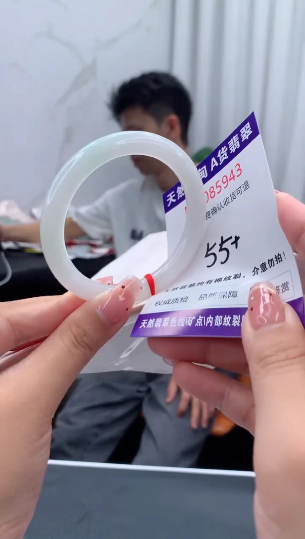 未镶嵌手镯翡翠有纹，完美者勿拍