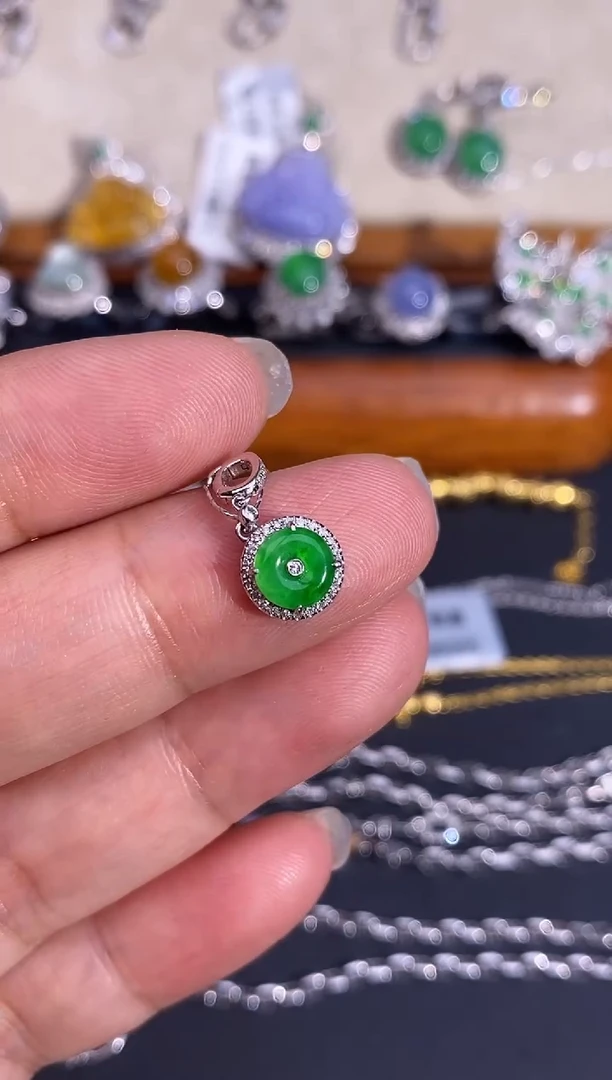 翡翠18K金镶嵌颈饰吊坠