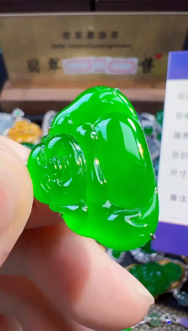 翡翠18K金镶嵌颈饰?**兔翡翠