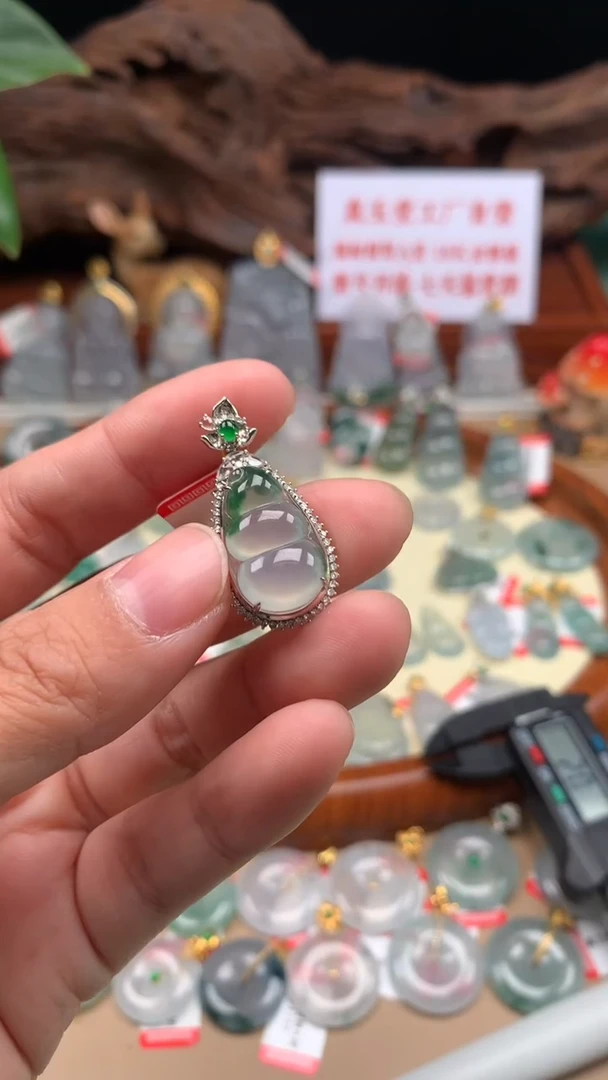 【闪购商品】翡翠吊坠(不含链)18K金镶嵌豆子