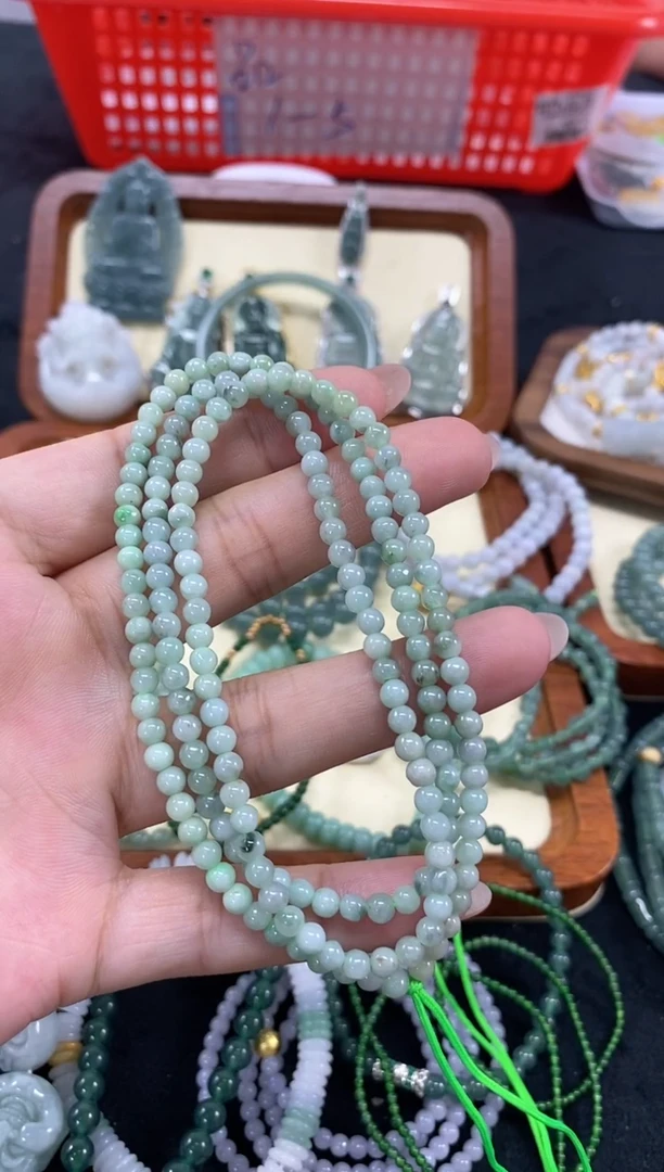 颈饰未镶嵌翡翠天然翡翠有瑕疵珠子（价格完美）