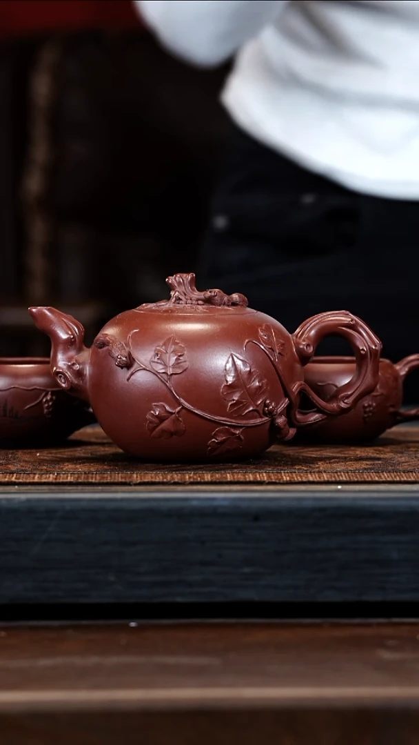 宜兴紫砂WSH底槽清 松鼠葡萄