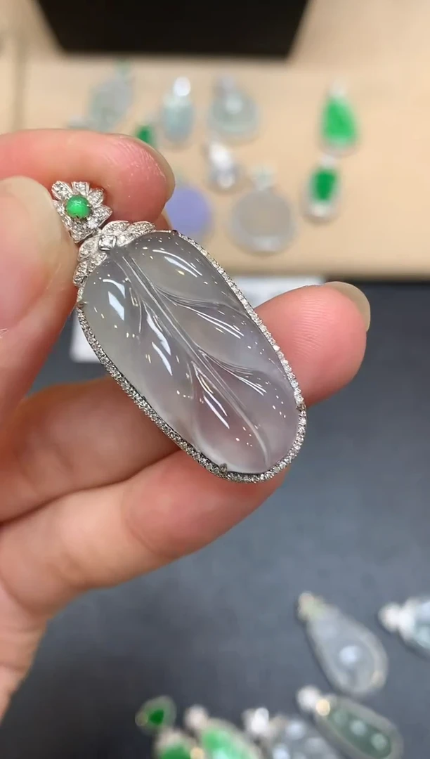 颈饰18K金镶嵌翡翠树叶【无服务费