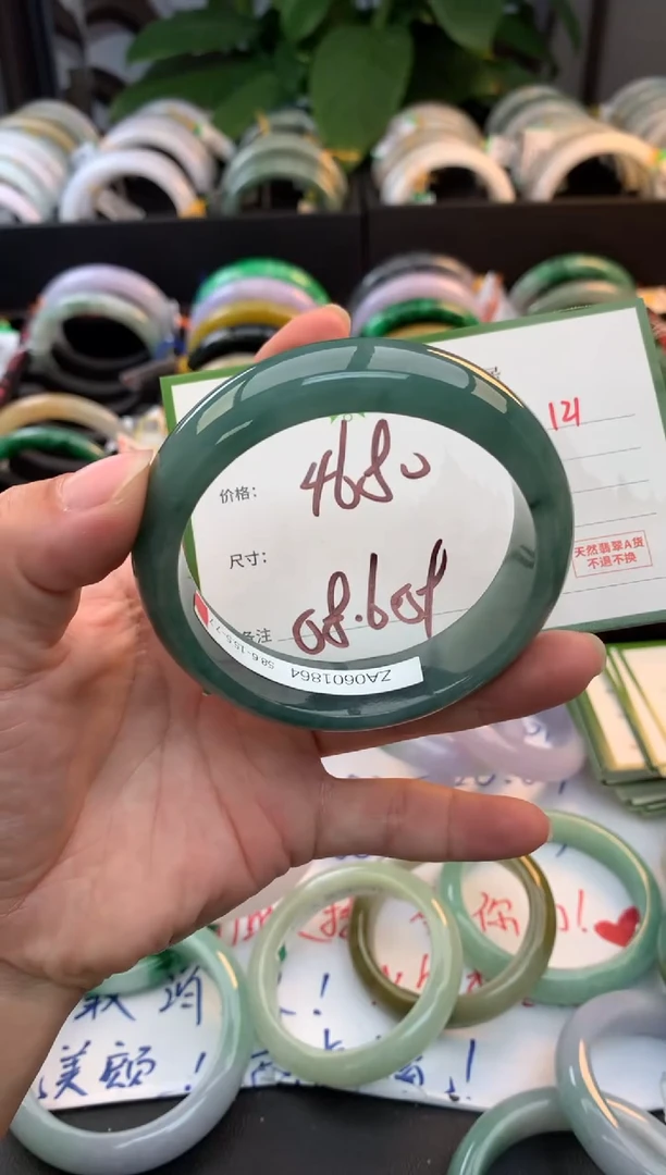 未镶嵌定制翡翠毛货需精细抛光+多人