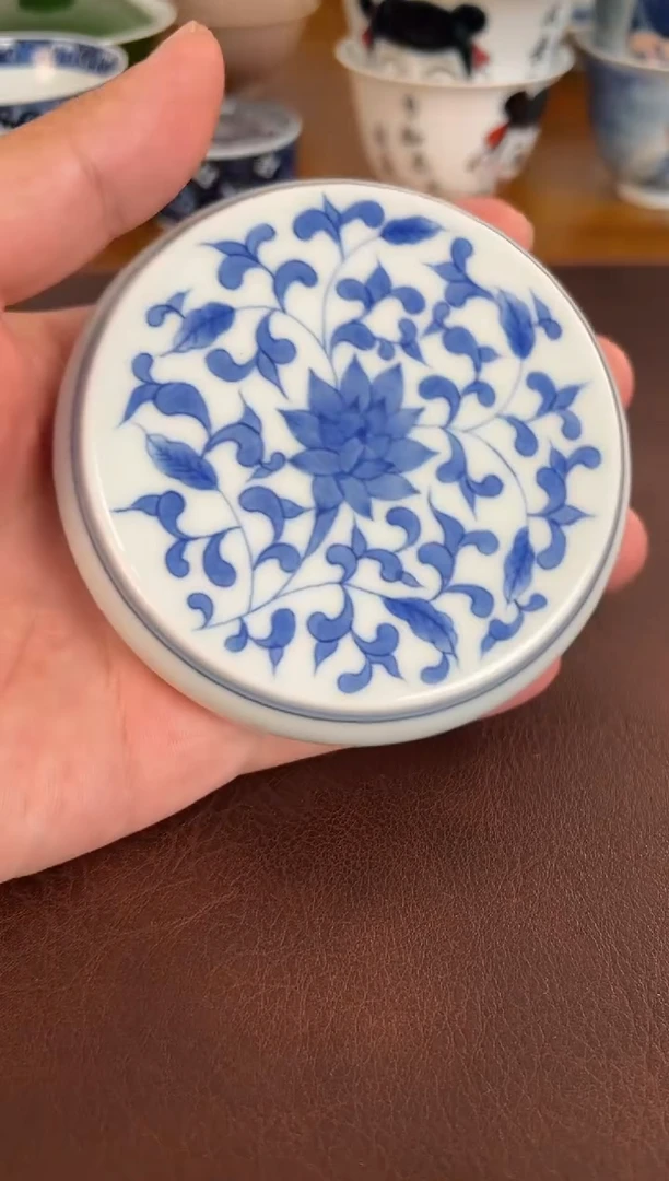 照夜白青花缠枝莲盖置