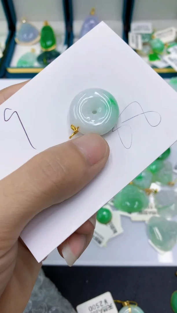 翡翠18K金镶嵌颈饰翡翠