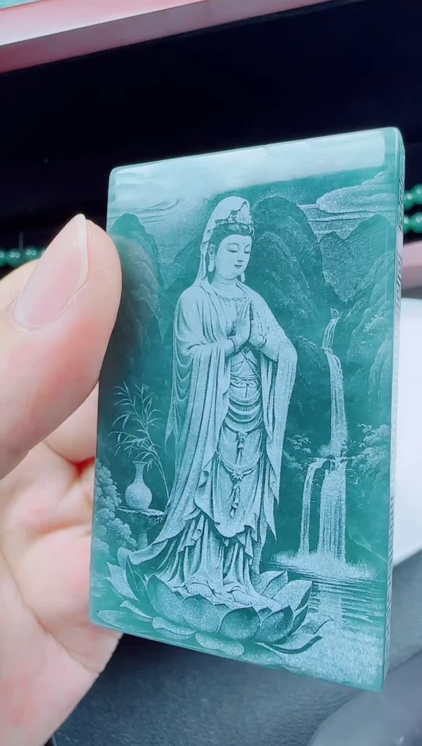 翡翠未镶嵌颈饰方观音