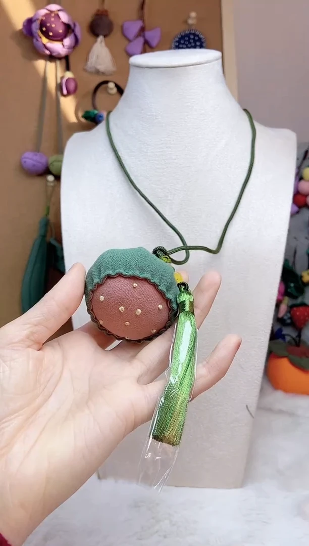 布艺非金属绿色莲蓬项链