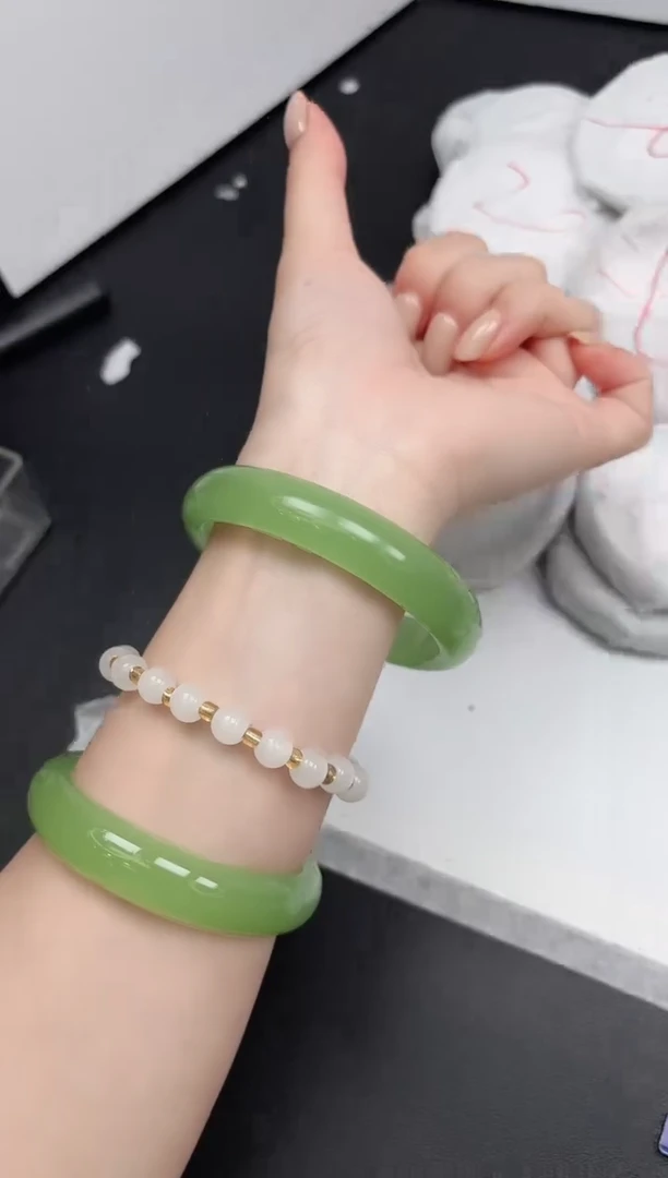 未镶嵌手镯石英质玉290/61.6