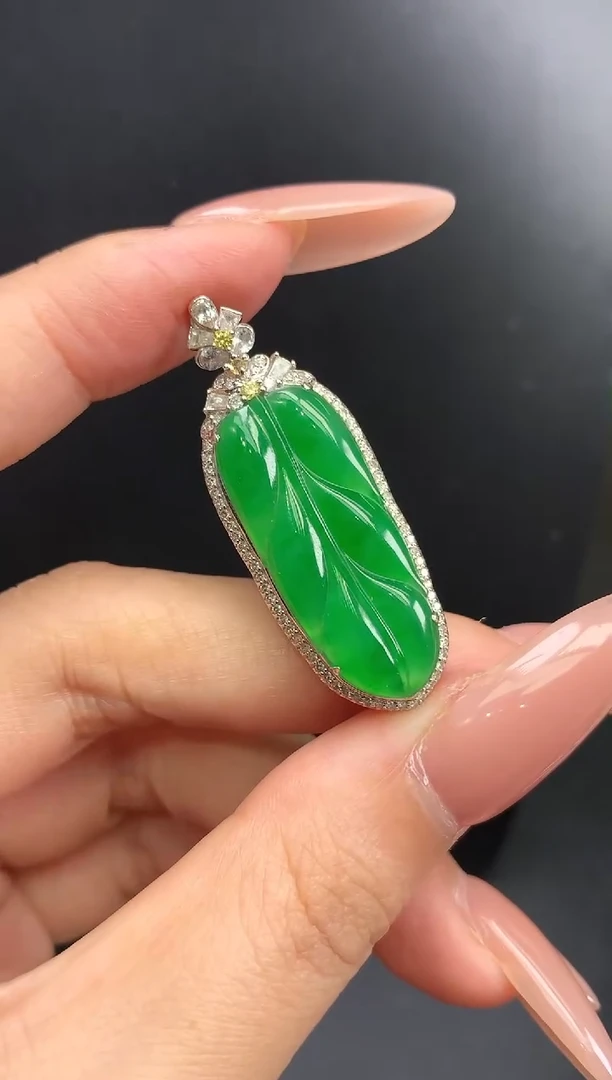 颈饰18K金镶嵌翡翠叶子