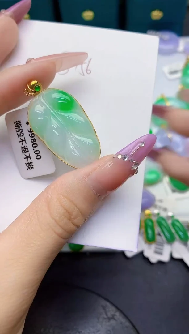 翡翠18K金镶嵌颈饰缅甸天然翡翠A货