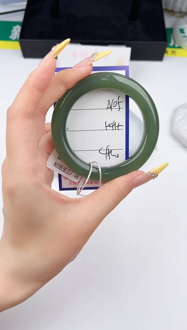 和田玉手镯未镶嵌105色微差无瑕疵