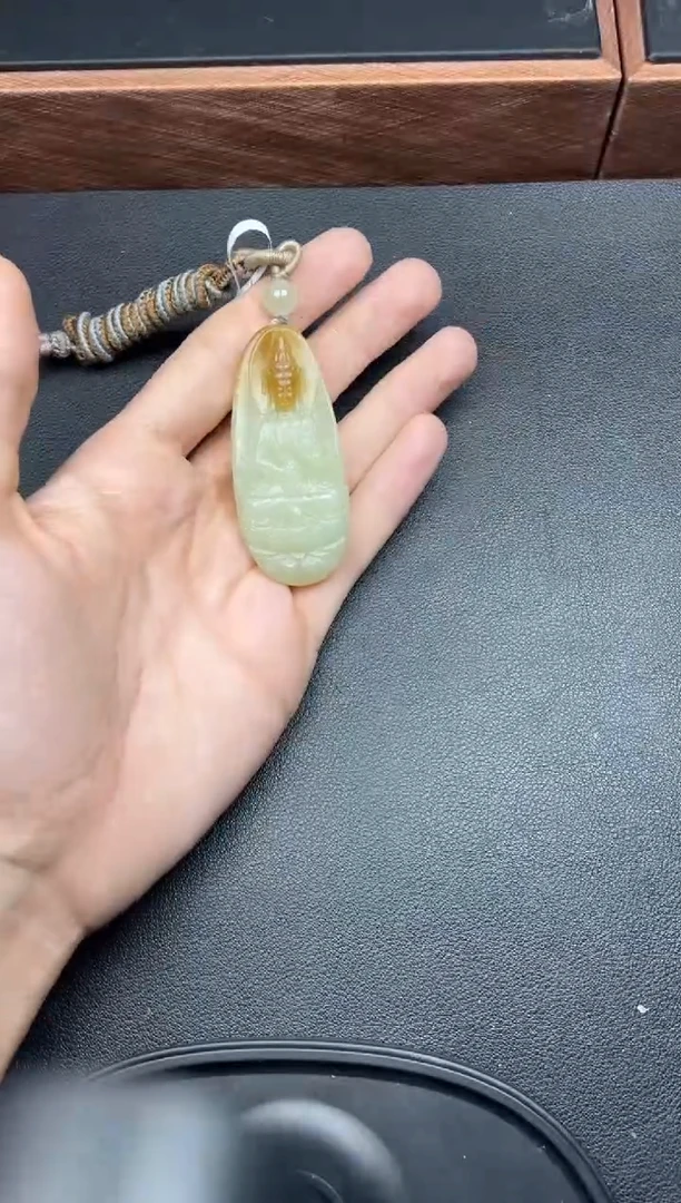 吊坠(赠链)未镶嵌和田玉若羌微色差吊坠