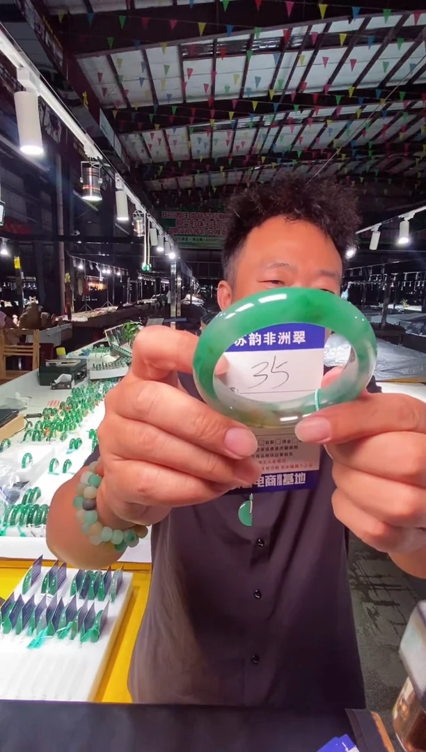 未镶嵌手镯石英质玉（非洲翠）58+