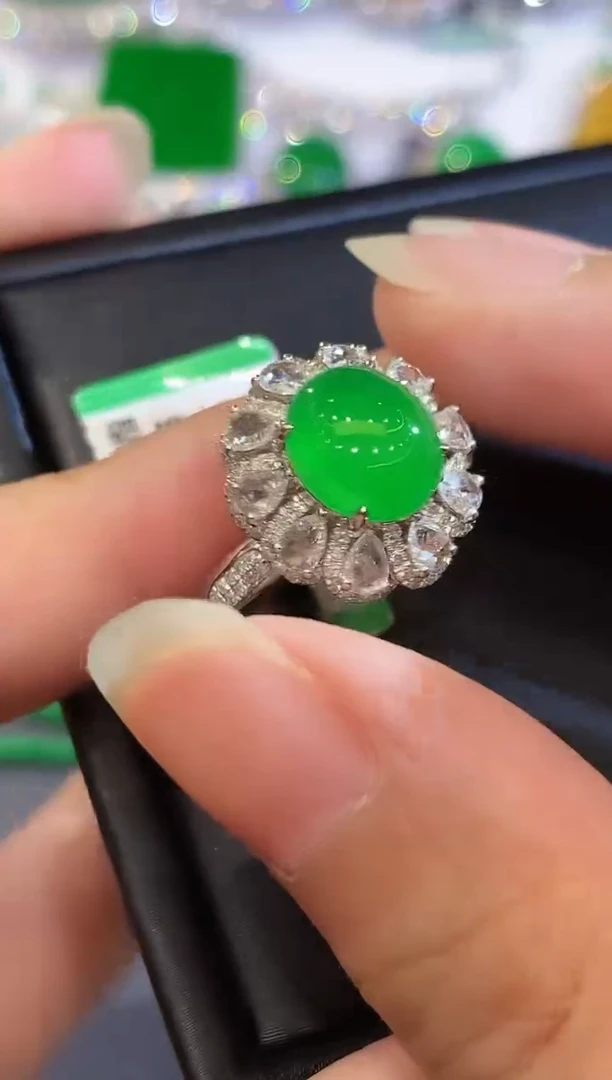 18K金镶嵌戒指翡翠CM多样性发其一