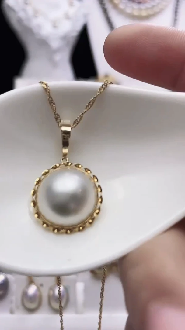 【闪购商品】拼合珍珠（马贝珠）颈饰18K金镶嵌海水马贝吊坠