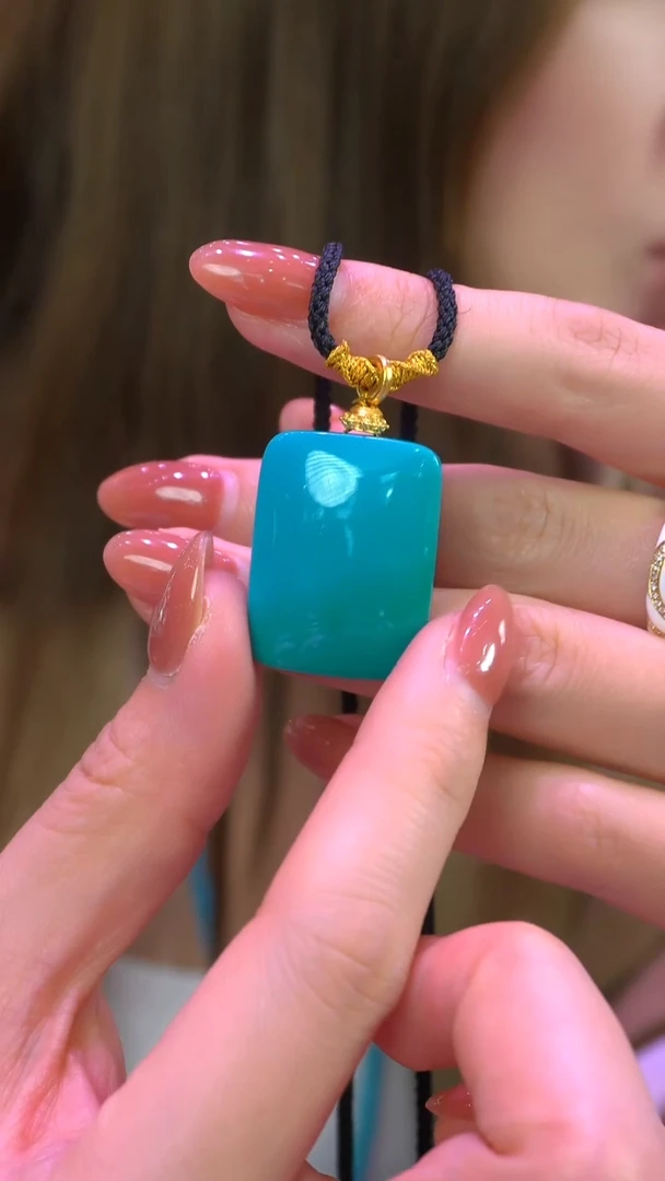 18K金镶嵌绿松石无事牌套链