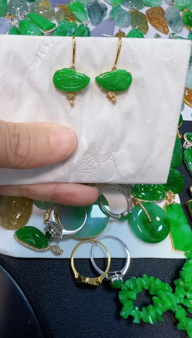 18K金镶嵌翡翠耳饰2800