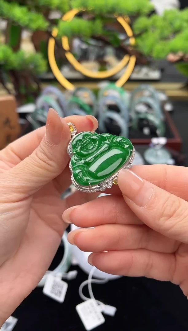 颈饰18K金镶嵌翡翠吊坠