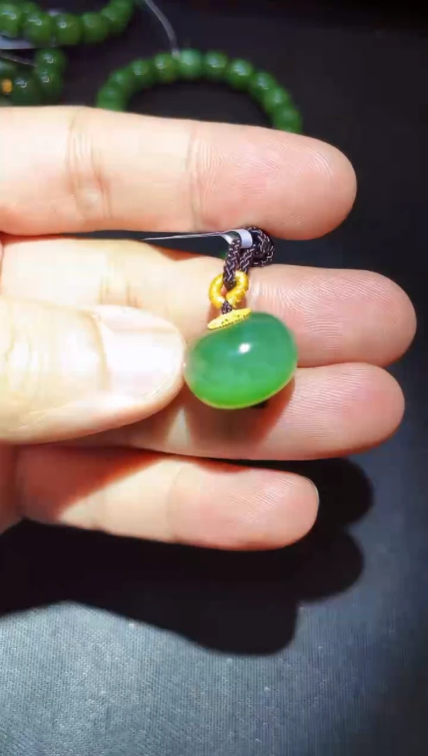 和田玉吊坠18K金镶嵌多样性发一
