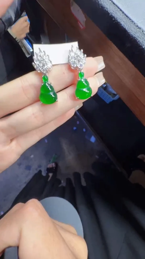 未镶嵌定制翡翠翡翠A货有轻微色差属于正常现象，耳钉多样性发货1