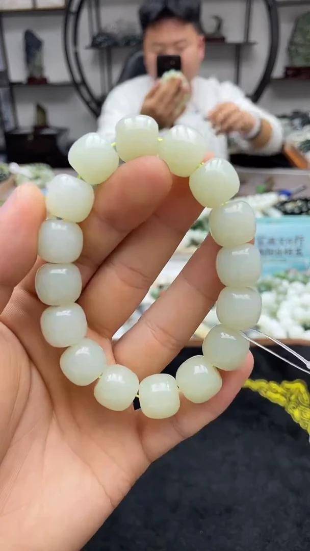 未镶嵌手串和田玉且末青白14老型（有两颗有糖）