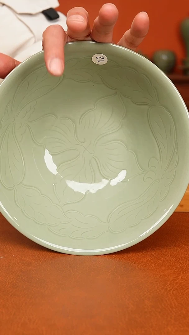 越窑秘色瓷莲叶纹大碗二级品