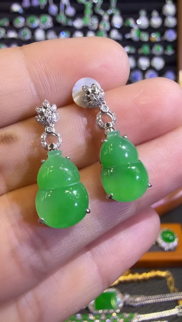 翡翠18K金镶嵌耳饰满绿葫芦耳坠