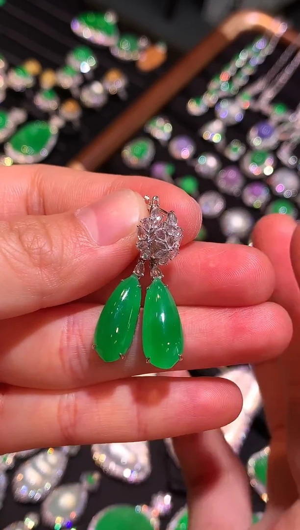 18K金镶嵌翡翠耳饰满色满绿福瓜吊坠