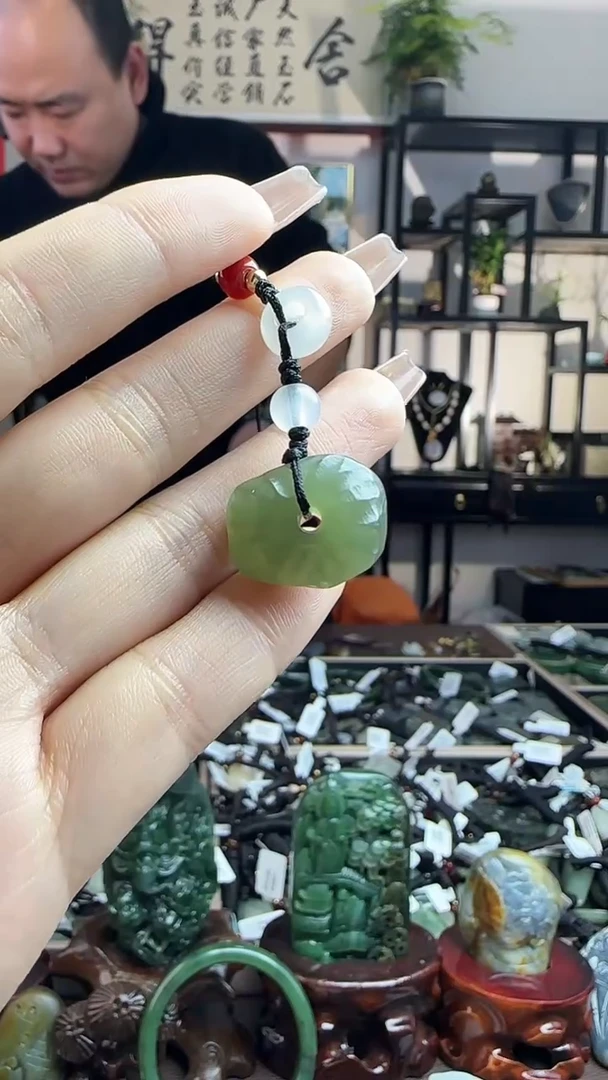 颈饰未镶嵌和田玉吊坠