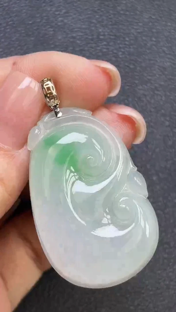 颈饰18K金镶嵌翡翠如意