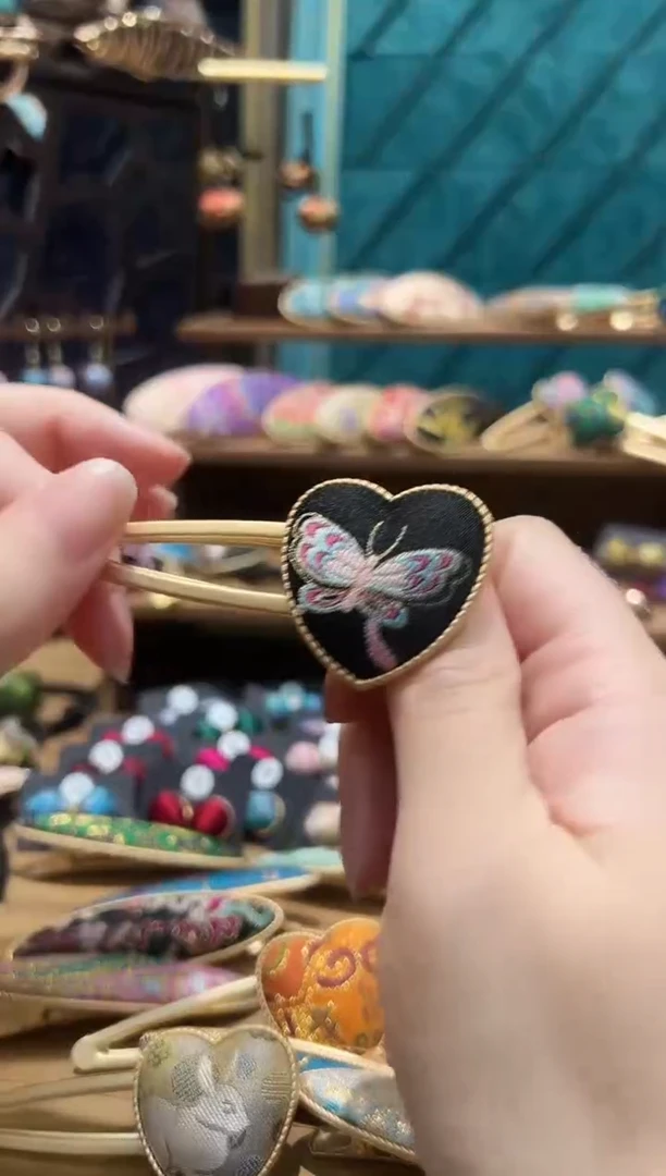 【闪购商品】【孤品车2.17】黑色彩蝶爱心鸭嘴夹